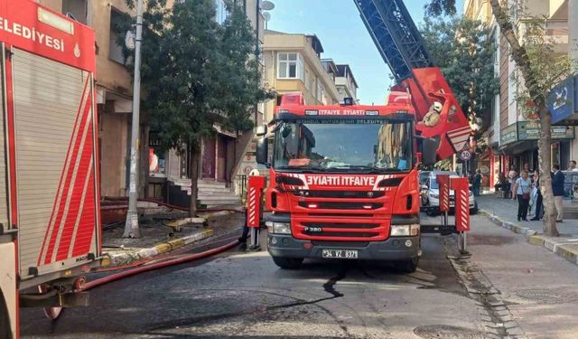 Avcılar’da metruk binadan alevler yükseldi