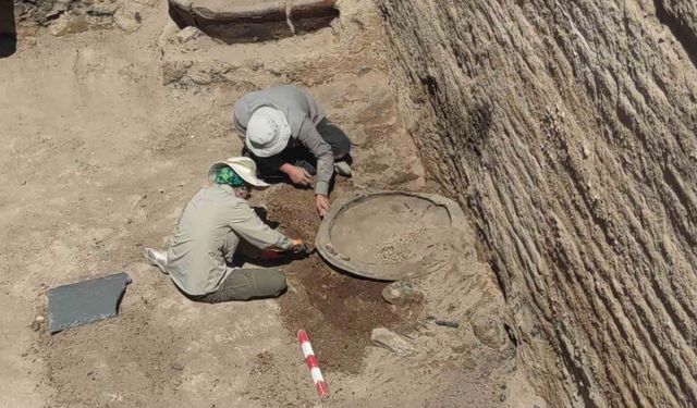 Ayanis Kalesi’nde 2 bin 700 yıllık 3 adet bronz kalkan bulundu