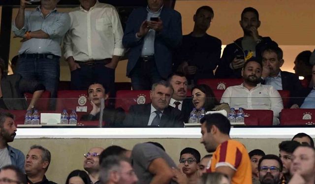 Bakan Osman Aşkın Bak, Galatasaray - PAOK maçını takip etti