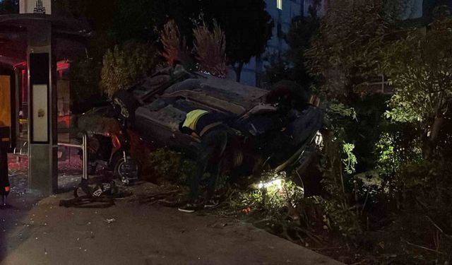 Bakırköy’de takla atan araç sitenin bahçesine devrildi: 2 yaralı