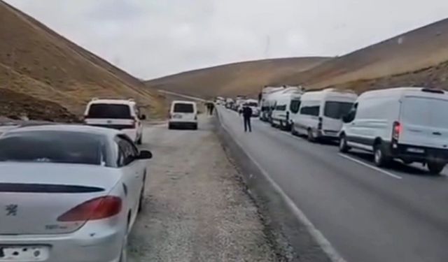 Başkale’de iki tır çarpıştı, yol 2 saat ulaşıma kapandı