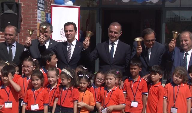 Başkan Alper Yeğin, okulun ilk gününde öğrencileri yalnız bırakmadı