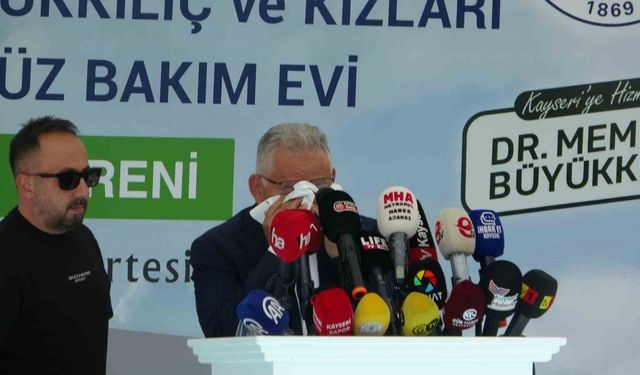 Başkan Büyükkılıç’ın duygusal anları: Ağabeyinin yaptıracağı merkezin temel atma töreninde gözyaşlarını tutamadı