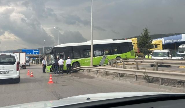 Belediye otobüsü bariyerlere çarptı, araçta yolcu olmaması faciayı önledi