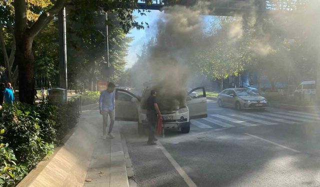 Beşiktaş’ta otomobil alev aldı, anne ve çocuğu son anda kurtuldu