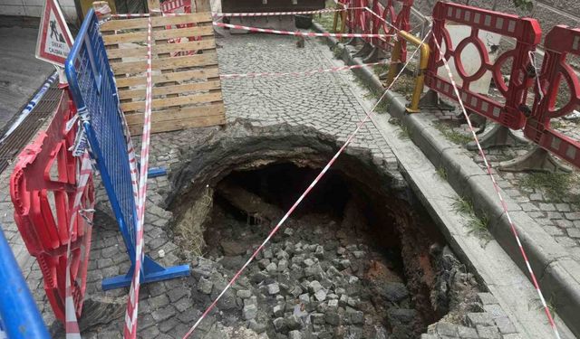 Beyoğlu’nda çöken yol güvenlik kamerasında