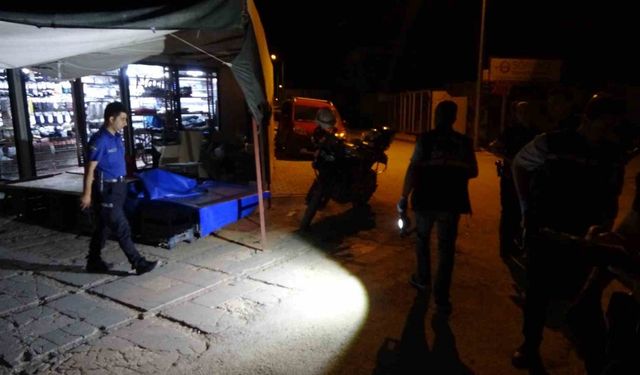 Bıçaklı kavga anonsuna giden polis ekipleri çorapçı esnafını kanlar içerisinde buldu