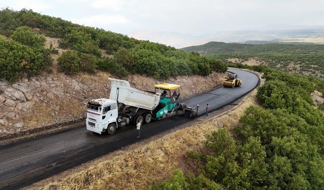 Bingöl köy yollarında asfalt çalışmaları sürüyor