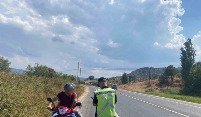 Bisiklet ve yaya yolunu kullanan motosiklet sürücüleri cezadan kaçamadı