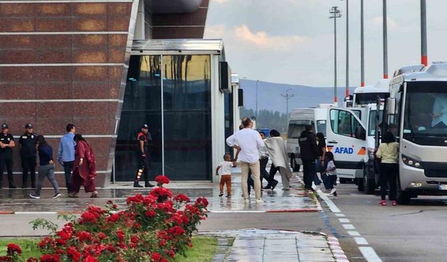 Bomba ihbarı yapılan uçakta incelemeler sürüyor