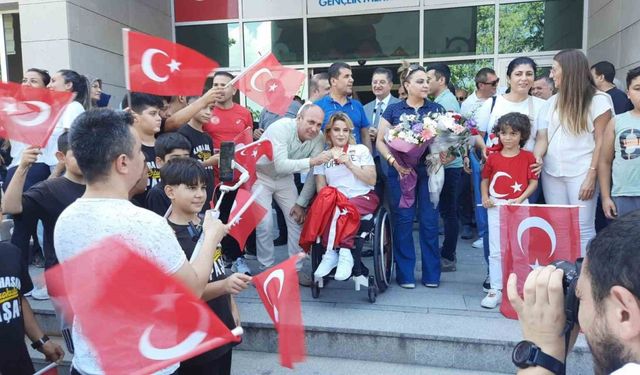 Bronz madalya kazanan milli sporcu Nazmiye Muratlı, Hatay’da coşkuyla karşılandı