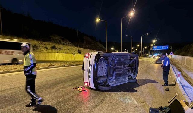 Burdur’da bordür taşına çarpan otomobil devrildi, sürücü olay yerinden kaçtı