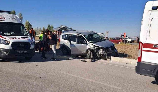 Burdur’da iki otomobil çarpıştı: 7 yaralı