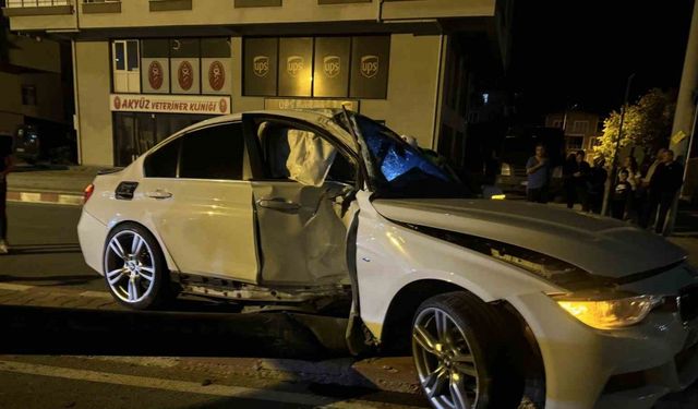 Burdur’da kontrolden çıkan otomobil aydınlatma direğine çarptı, sürücü kayıplara karıştı