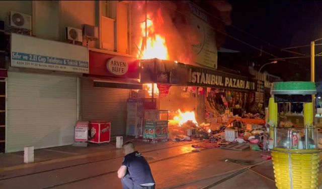 Bursa’da hediyelik eşya mağazası alev alev yandı: Havai fişekler pe peşe böyle patladı