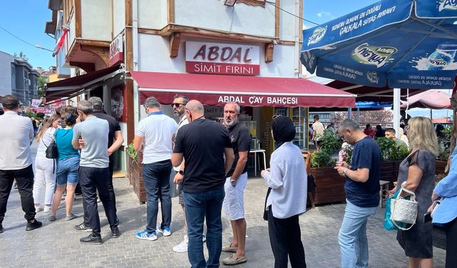 Bursa’nın meşhur lezzeti tahinli pide için uzun kuyruklar oluştu