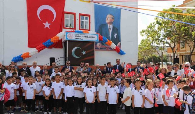 Büyükçekmece Belediye Başkanı ilk zili öğrencilerle birlikte çaldı