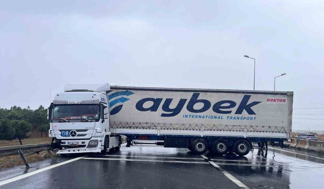 Büyükçekmece E-5’te yağmur nedeniyle kayan tır, yolu trafiğe kapattı