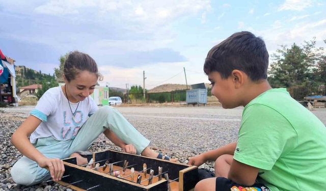 Çamaşır mandalı ile şişten yaptıkları langırt en büyük eğlenceleri oldu