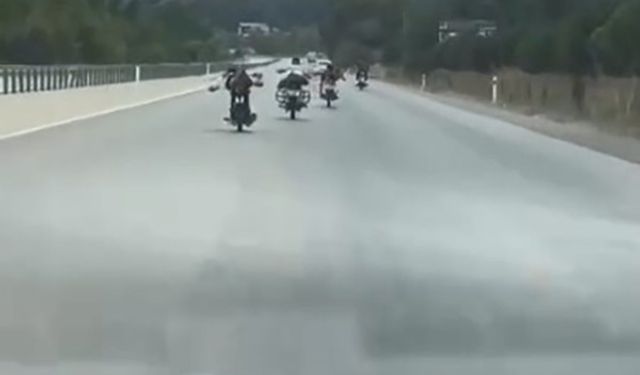 Çanakkale’de gençlerin motosikletle tehlikeli yolculuğu