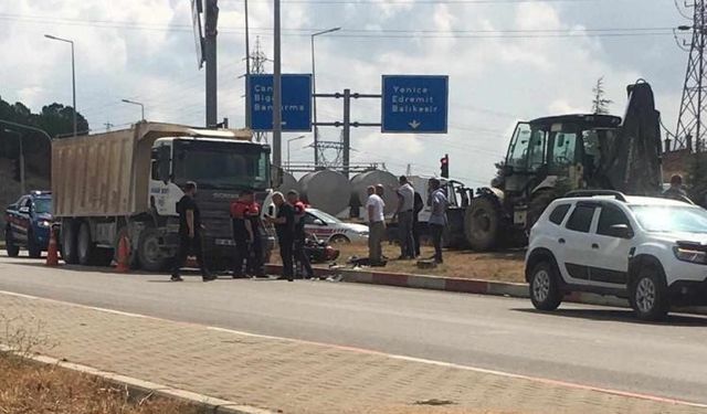 Çanakkale’de kamyon ile çarpışan motosiklet sürücüsü hayatını kaybetti