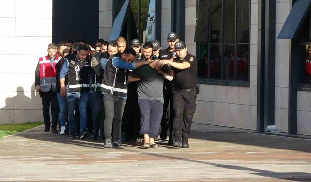 Çanakkale’de polis merkezi önünde 6 kişinin yaralandığı silahlı çatışmanın şüphelileri adliyeye sevk edildi