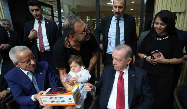 Cumhurbaşkanı Erdoğan, Ankara’da bir pastaneyi ziyaret ederek vatandaşlarla sohbet etti