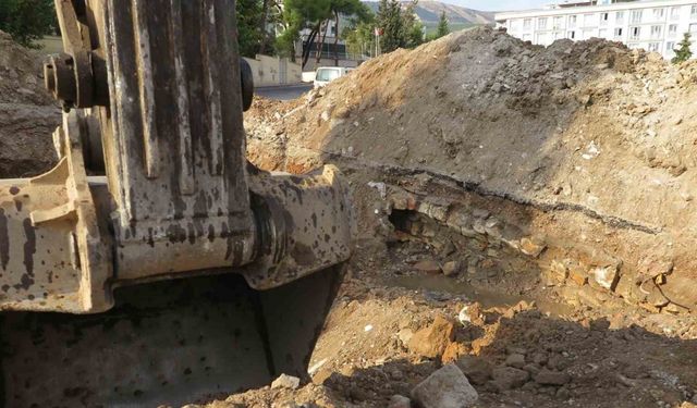 Depremde ağır hasarlı binaların yıkımında tarihi tünel bulundu