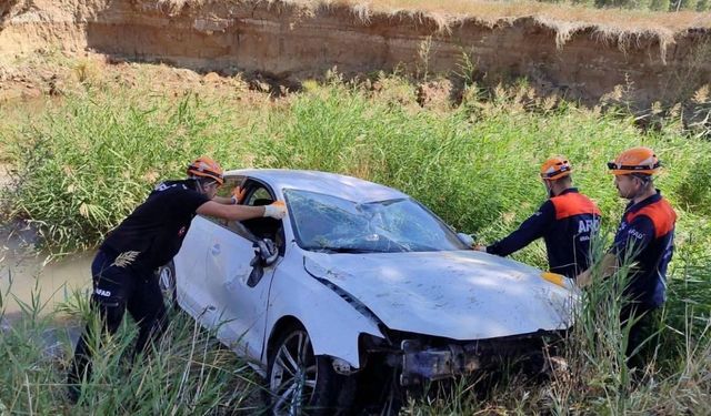 Direksiyon hakimiyetini kaybedip dereye uçtu: 1 ölü