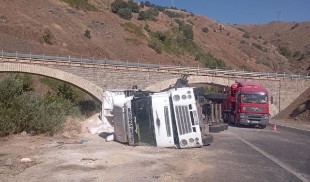 Elazığ tır devrildi: 1 yaralı