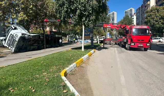 Elazığ’da tır devrildi: 2 yaralı