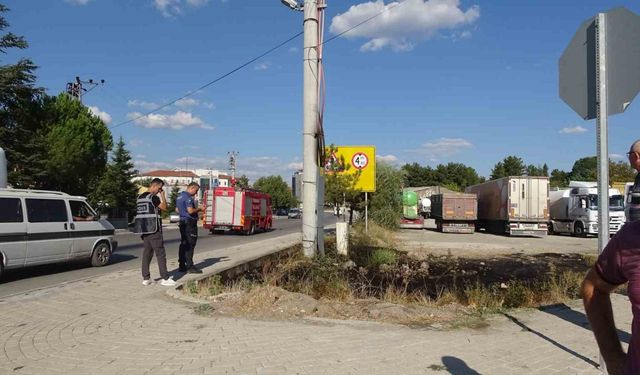 Elektrik direğinde çıkan yangın kokuttu