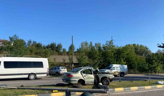 Elektrik direğine çarpan otomobilin sürücüsü yaralandı