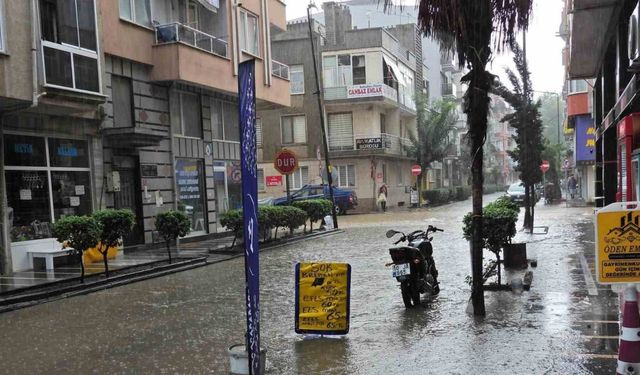 Erdek’te şiddetli yağış hayatı felç etti