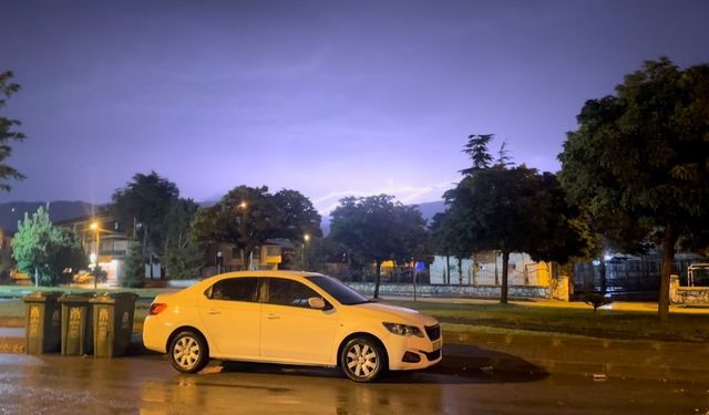 Erzincan’da gecenin karanlığını şimşekler aydınlattı