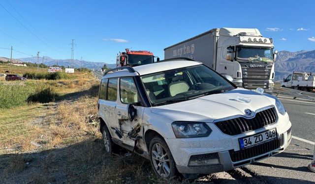 Erzincan’da trafik kazası: 3 yaralı