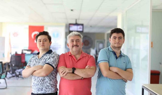 Eşinin evlilik şartını yerine getirdi, 24’üncü üniversitesini oğullarıyla okuyacak