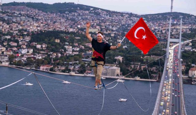 Estonyalı sporcu Jaan Roose 15 Temmuz Şehitler Köprüsü’nü ip üzerinde yürüyerek geçti