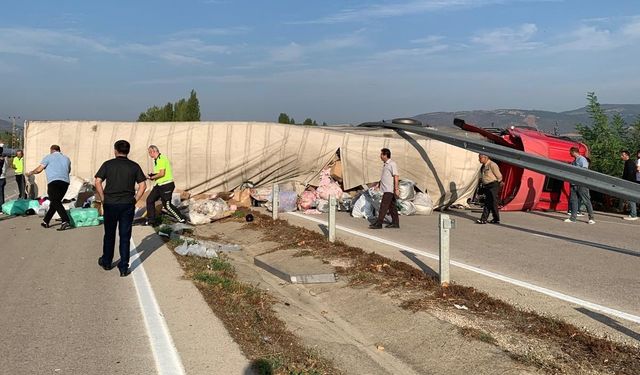 Geri geri dikkatsizce yola çıkan tankere tır çarptı: Kaza anı kamerada