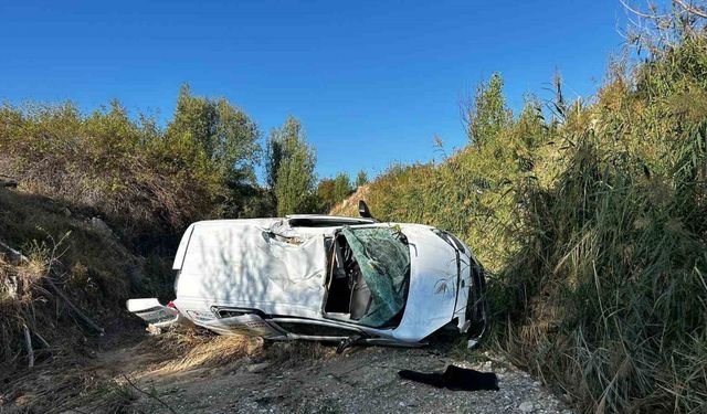 Gürün’de hafif ticari araç dereye uçtu: 2 ağır yaralı