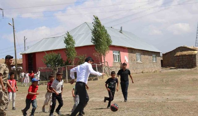 Hamur Kaymakamı Mahir, köy okullarında eğitim hazırlıklarını inceledi, çocuklarla futbol oynadı