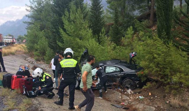 Isparta-Antalya kara yolunda otomobil kamyonla çarpıştı: 1’i ağır 3 yaralı