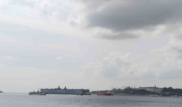 İstanbul Boğazı’ndan geçen yüzer havuz havadan görüntülendi