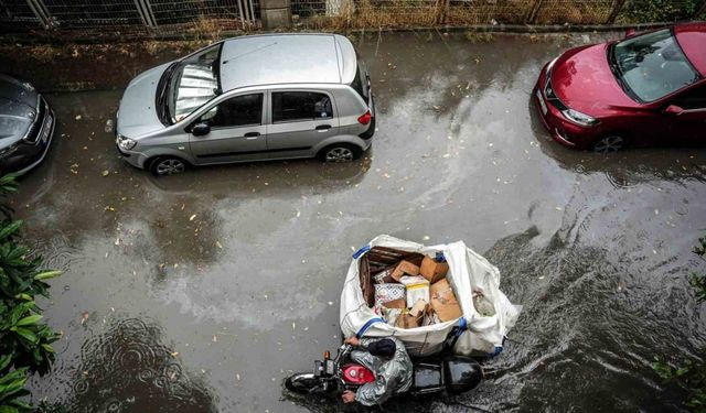 İstanbul’da aniden bastıran sağanak vatandaşlara zor anlar yaşattı