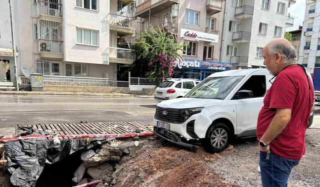 İzmir’i yaz sağanağı vurdu: 1 araç göçen yolun içine düştü