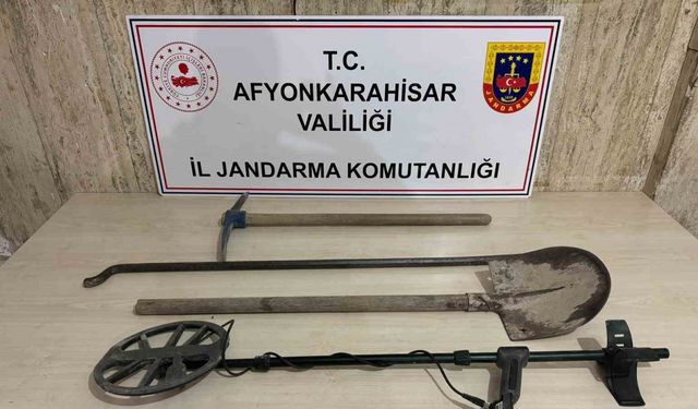 Jandarmayı görüp kaçan defineciler takip sonrası yakalandı