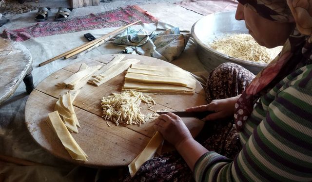 Kadınlar kışlık erişte kesimine başladı