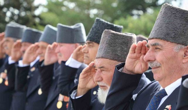 Kahramanlarla birlikte yürüdüler