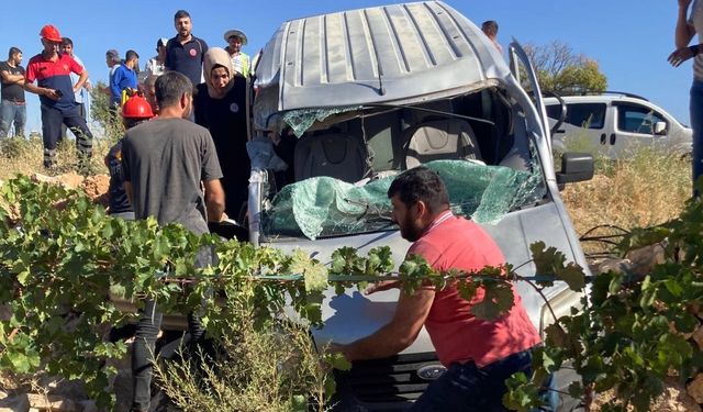 Kamyonet, beton direk yüklü vinçe çarptı: 1 ölü