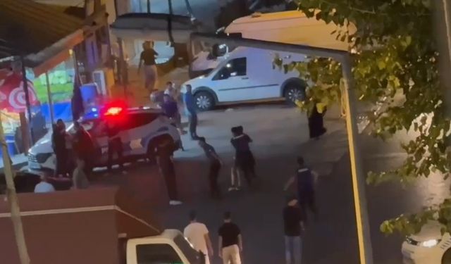 Kavgayı ayırmaya çalışan polise silah çekti, polis havaya ateş açtı: O anlar kamerada